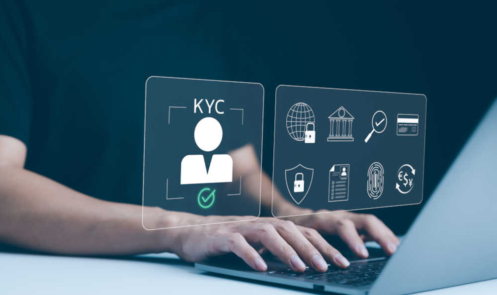 Montage: Eine Person tippt auf einer Laptop-Tastatur, während digitale Symbole für KYC (Know Your Customer) über dem Bildschirm schweben. Die Symbole stellen Sicherheitsmaßnahmen wie Identitätsprüfung, Datenschutz, Fingerabdruck-Authentifizierung und Finanztransaktionen dar.