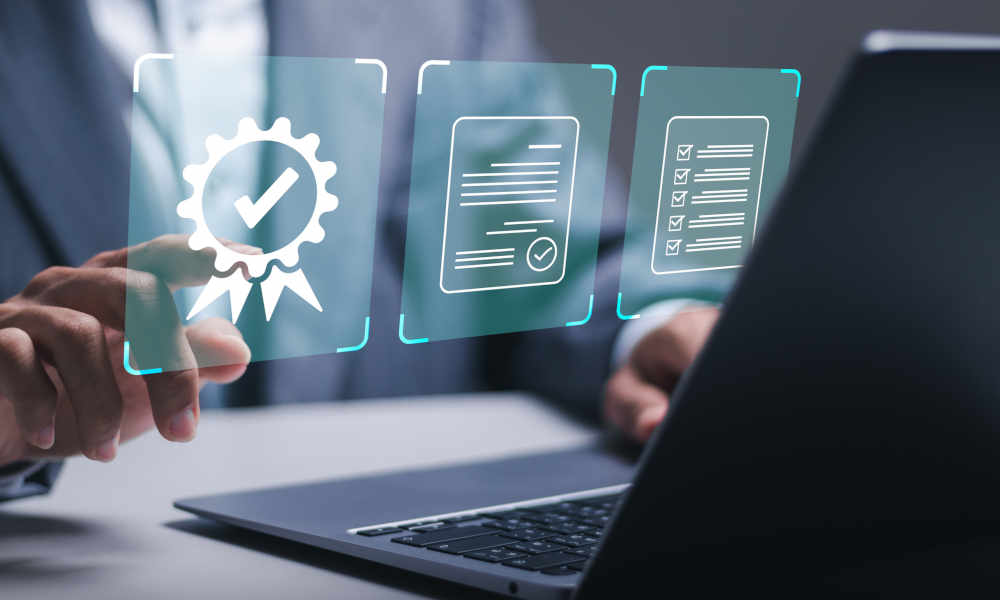 Montage: Eine Person arbeitet an einem Laptop; vor ihr schweben drei virtuelle Fenster mit Symbolen; Rechts und Mittig sind Dokumentenicons zu sehen, links ist ein Siegel dargestellt; Die Person berührt das Siegel mit dem Finger.