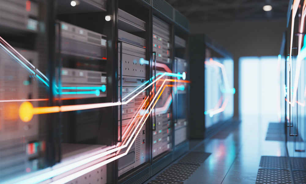 Montage: Im Hintergrund sind Serverracks in einem Rechenzentrum zu erkennen, im Vordergrund stellen schwebende Linien Datenströme dar.