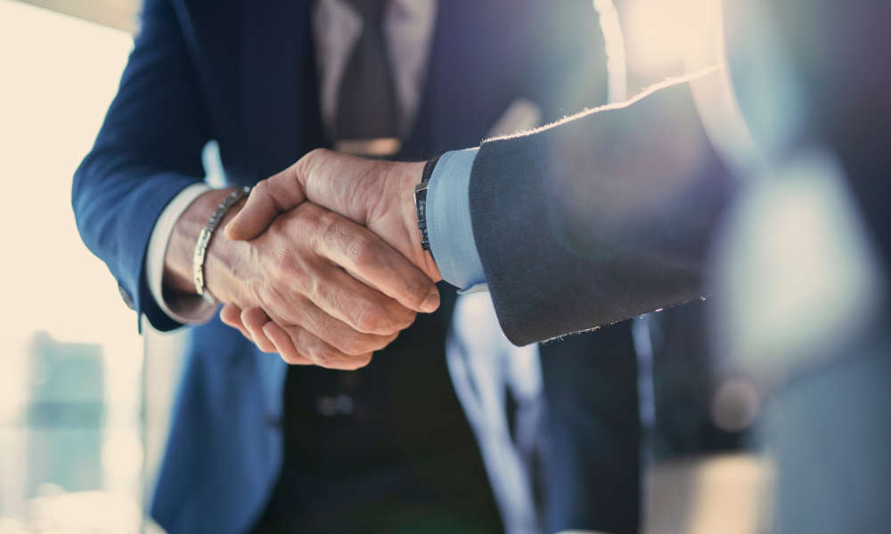 Stimmungsbild: Ein partnerschaftlicher Handschlag zwischen Businessleuten.