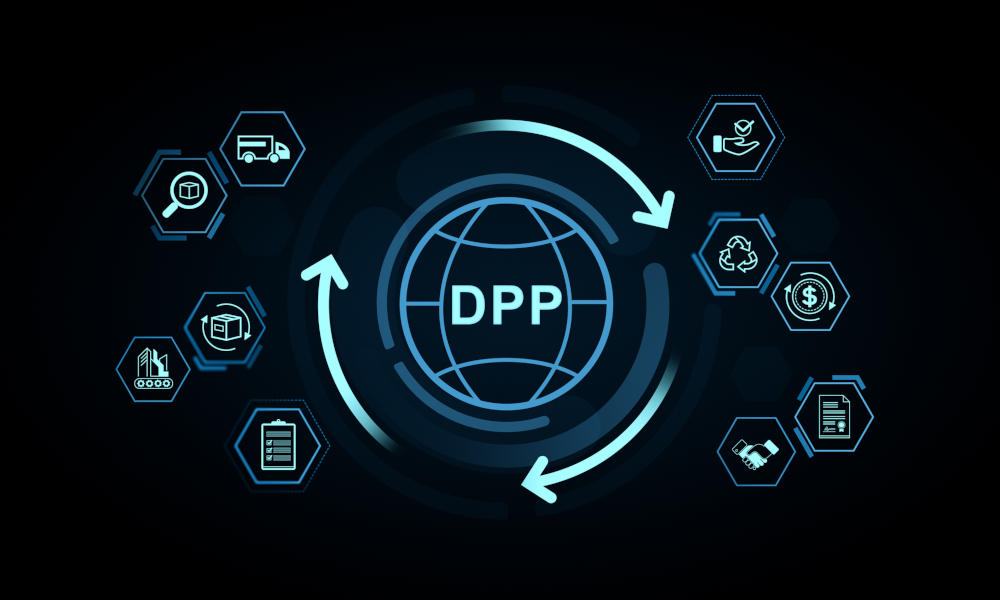 Montage: Digitale Illustration eines Globus mit der Aufschrift „DPP“, umgeben von Symbolen für Lieferkette, Produktverfolgung, Recycling, Bezahlung, Zertifizierung und Qualitätsprüfung.