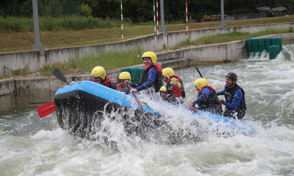 Trusties beim Raften im Wildwasserkanal