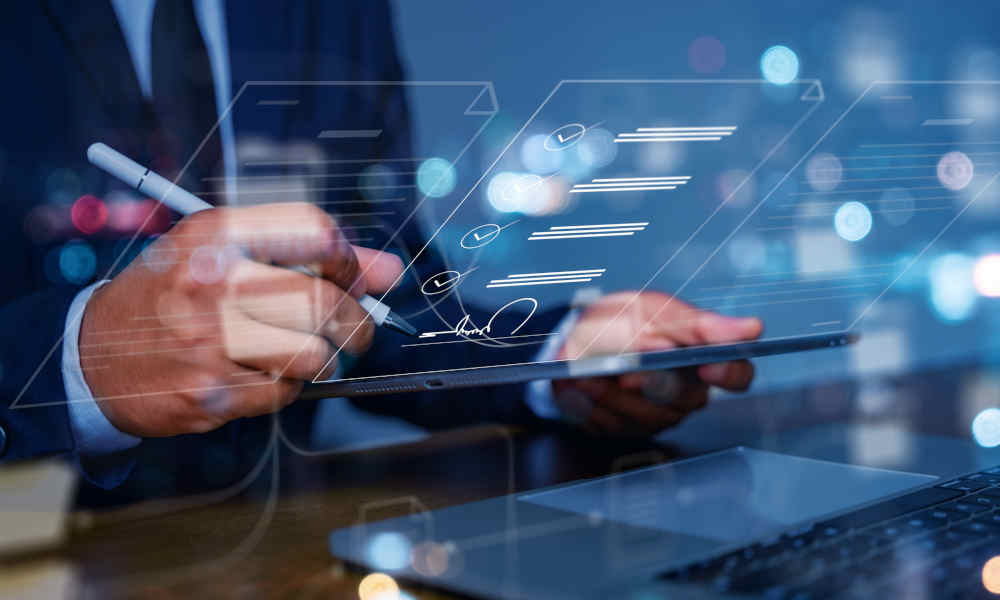Montage: Geschäftsmann in einer Büroumgebung nutzt ein Tablet, um digitale Dokumente zu signieren; die stilisierten Dokumenten-Symbole schweben im Vordergrund, während leuchtende Punkte das Bild durchziehen